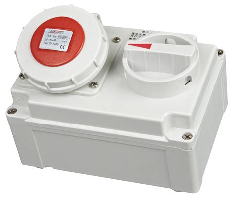 industrial socket with isolator